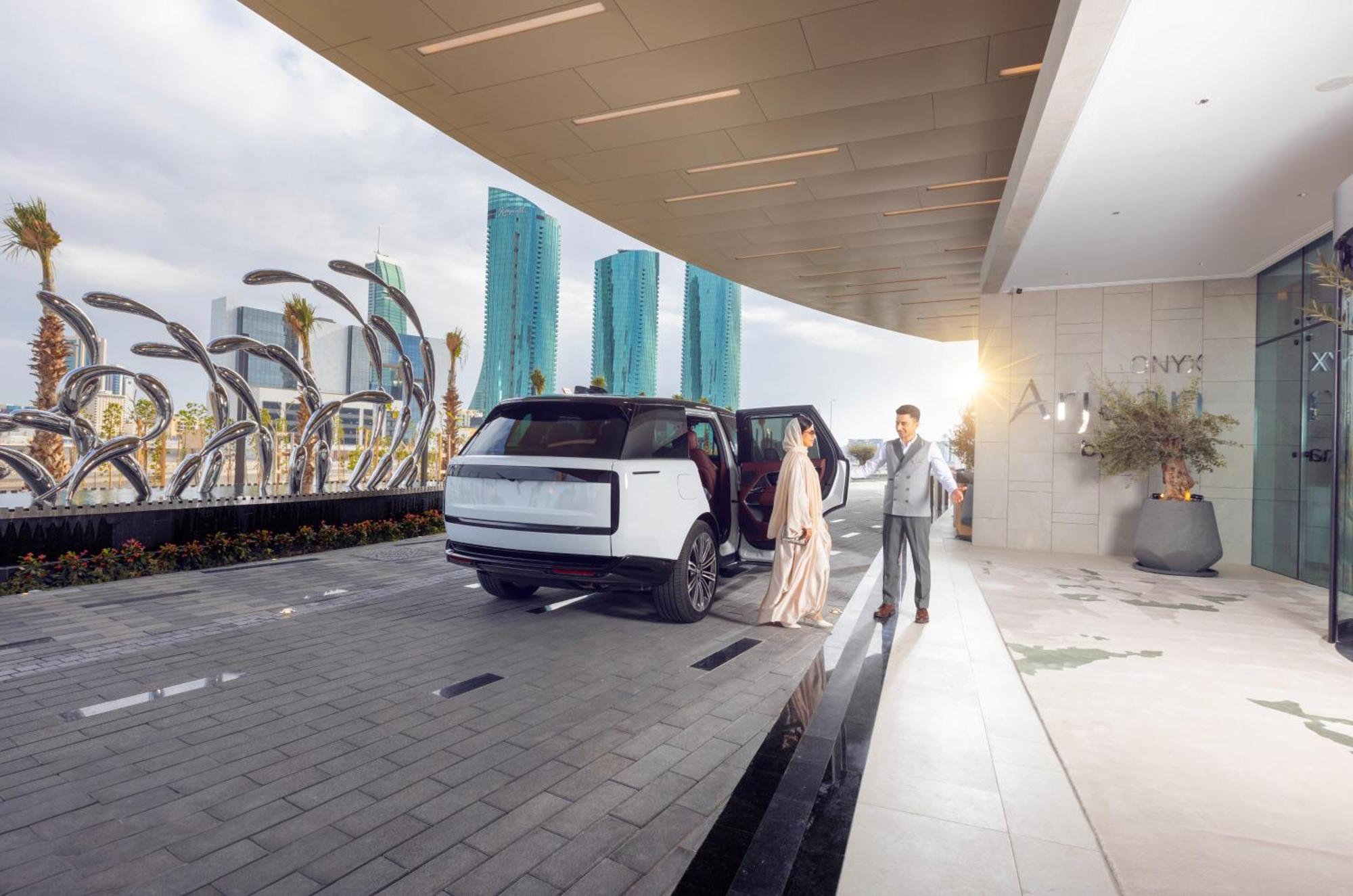 Onyx Rotana Hotel Manama Exterior photo The drop-off area at the entrance of the hotel